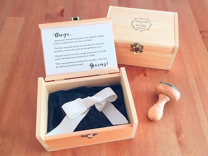 Caja de madera con trocito de vestido de novia para regalar a las amigas de la novia