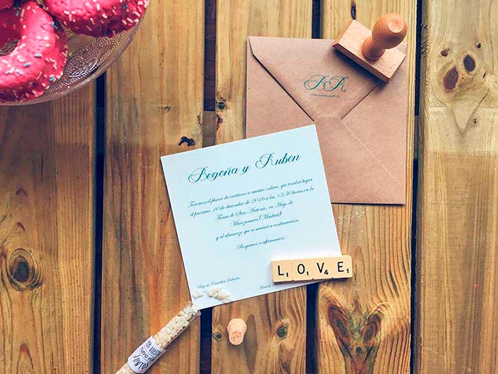 Invitación de boda sencilla en formato cuadrado
