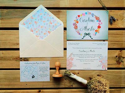 Invitación de boda con motivos florales y sobre forrado