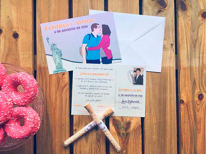 Invitación de boda estilo postal con dibujo de los novios