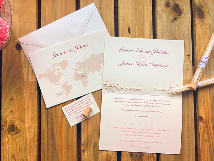 Invitación de boda con mapa mundial representando la vida de los novios