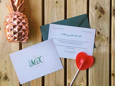 Invitaciones de boda sobrias y elegantes con iniciales en relieve