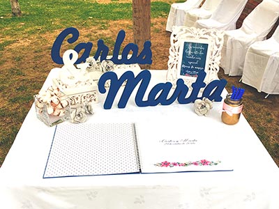Libro de firmas personalizado a juego con la temática de la boda de Marta y Carlos